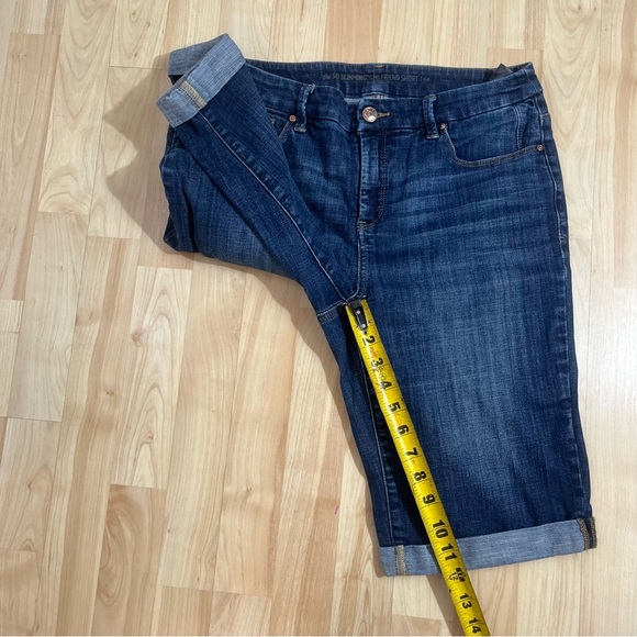 Chicos The So Slimming Girlfriend Short Medium Wash Bermuda Shorts Size 0.5/6 - Picture 3 of 7